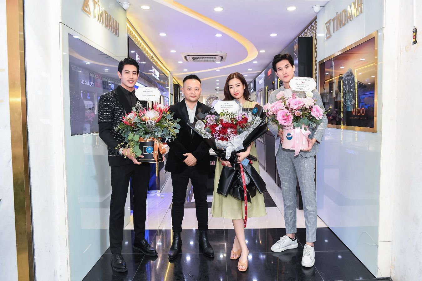 HOA HAU DO MY LINH 6 Đỗ Mỹ Linh được dàn Hoa Á hậu tổ chức sinh nhật với siêu xe đầy hoa khiến ai cũng trầm trồ
