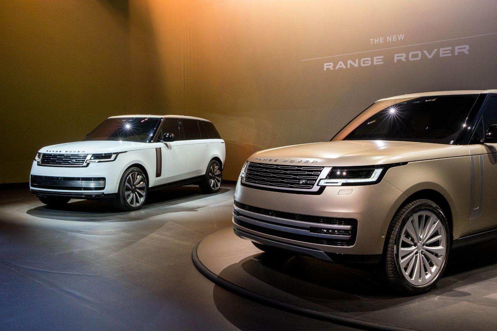 Range Rover 1 Range Rover mới ra mắt toàn cầu: Sang trọng, thiết kế đỉnh cao, giá từ 10,8 tỷ