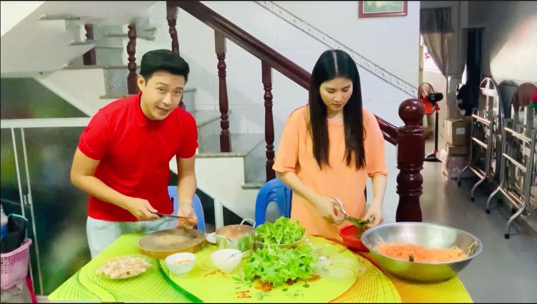 THANH DUY KHA LY5 Thanh Duy đảm đang, xắn tay áo vào bếp phụ vợ Kha Ly trong Ở Nhà Vui Mà
