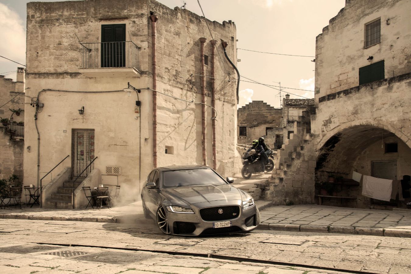 xe hoi 2 Jaguar XF lần đầu kết hợp ngoạn mục với Điệp viên 007 Trong Bộ Phim No Time To Die