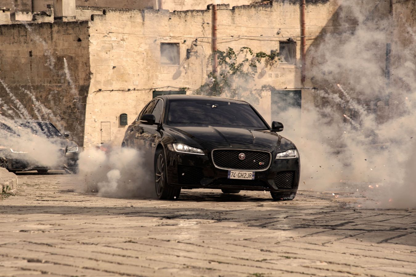 xe hoi 3 Jaguar XF lần đầu kết hợp ngoạn mục với Điệp viên 007 Trong Bộ Phim No Time To Die