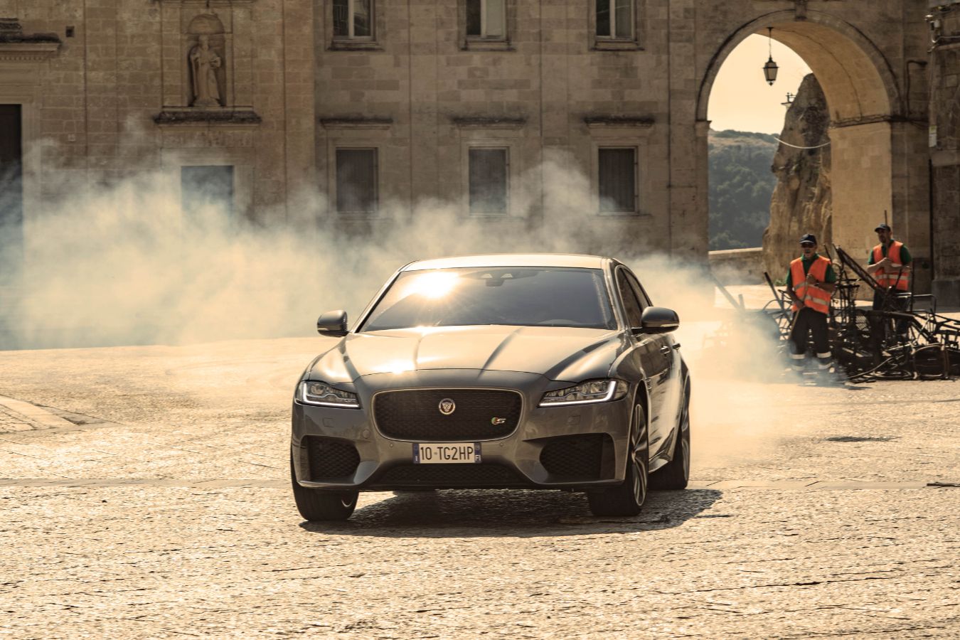 xe hoi 4 Jaguar XF lần đầu kết hợp ngoạn mục với Điệp viên 007 Trong Bộ Phim No Time To Die