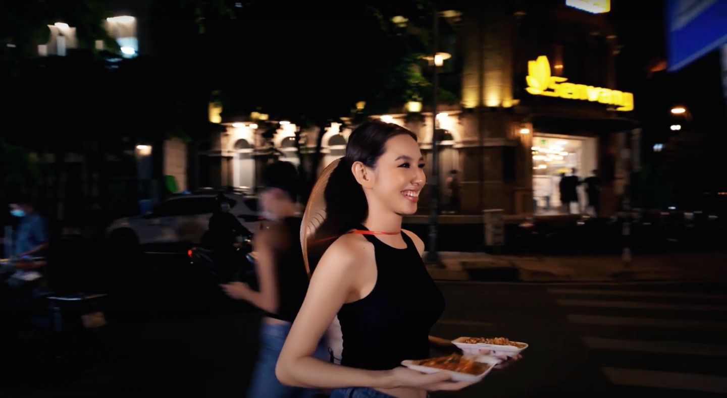 MISS GRAND VIETNAM THUY TIEN STREET FOOD 6 Thùy Tiên mang bánh tráng trộn, đậm chất đường phố Việt đến với Miss Grand International