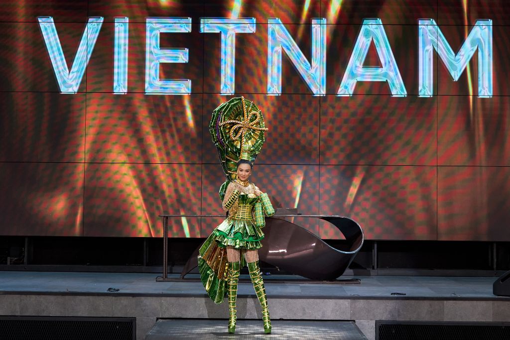 Trang phuc dan toc Chính thức công bố Kim Duyên là đại diện Việt Nam tham gia Miss Universe lần thứ 70