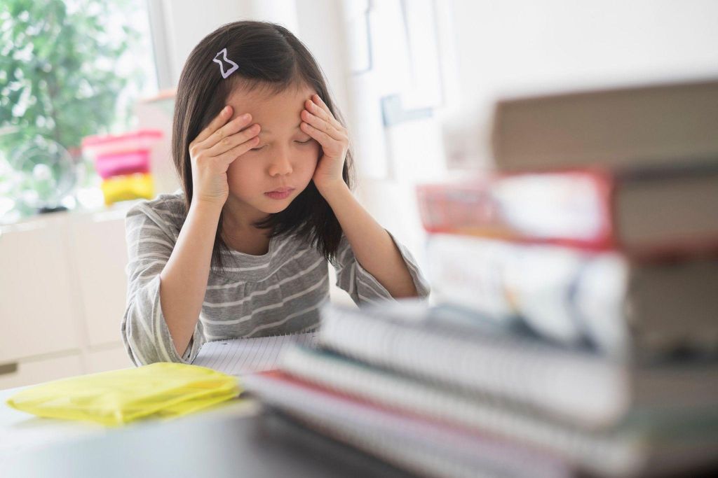 hoc truc tuyen 1 Trẻ căng thẳng khi học online, phụ huynh đau đầu, chuyên gia tìm ra giải pháp