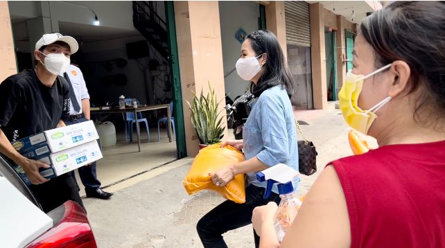 trinh kim chi 3 NSƯT Trịnh Kim Chi đến thăm và tặng quà giúp nghệ sĩ Hoàng Lan