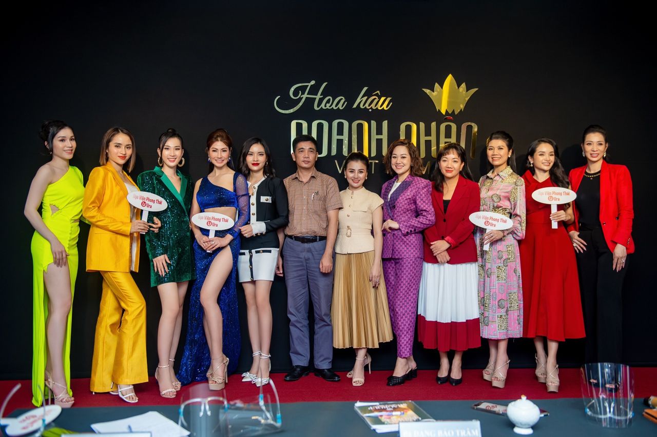 BTC cung cac thi sinh Hoa hau Doanh Nhan Viet Nam Top 20 Hoa hậu Doanh nhân Việt Nam hỗ trợ hơn 2,7 tỷ đồng cho trẻ mồ côi