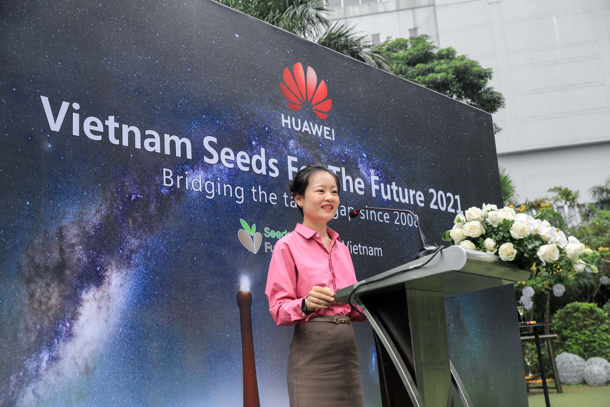 Bà Fiona Li   Phó Tổng Giám đốc phụ trách đối ngoại Huawei Việt Nam 2 Huawei Việt Nam trao thưởng cho các sinh viên xuất sắc của Hạt giống cho Tương lai 2021