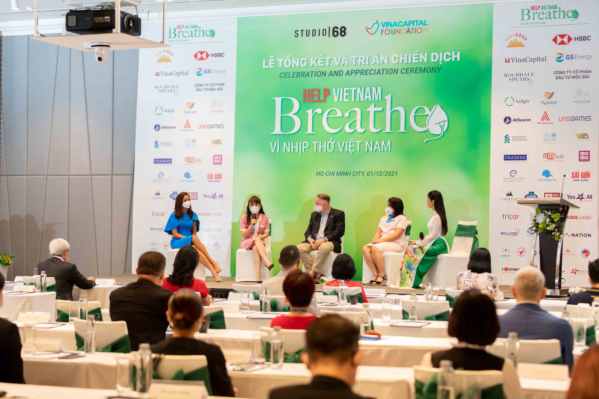 Các khách mời trò chuyện tại buổi lễ Help Vietnam Breathe gây quỹ được hơn 27 tỷ đồng sau 5 tháng triển khai