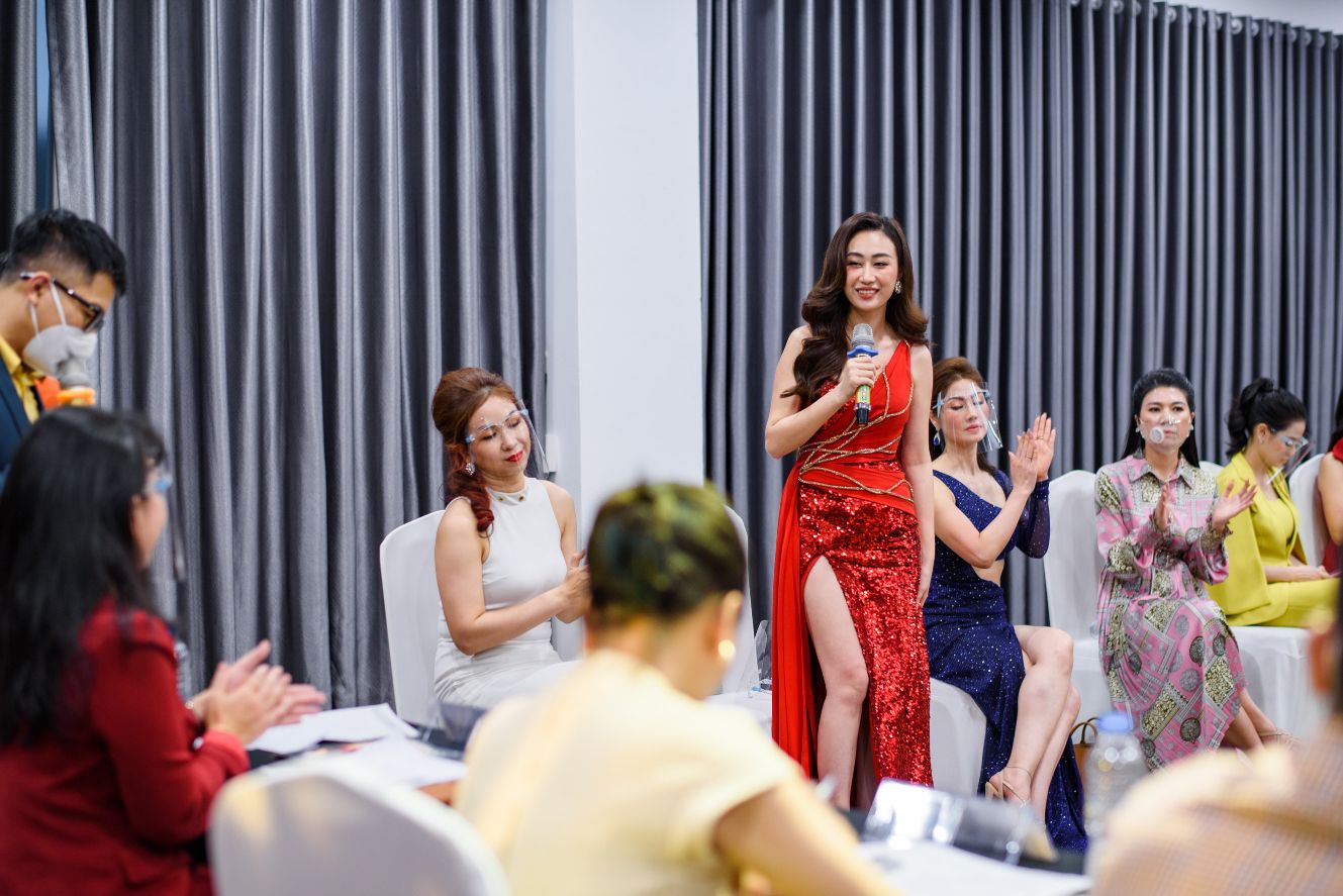 Nguyen thi Trang Khanh Hoa tra gia 420 tr cho chiec sim dt Top 20 Hoa hậu Doanh nhân Việt Nam hỗ trợ hơn 2,7 tỷ đồng cho trẻ mồ côi