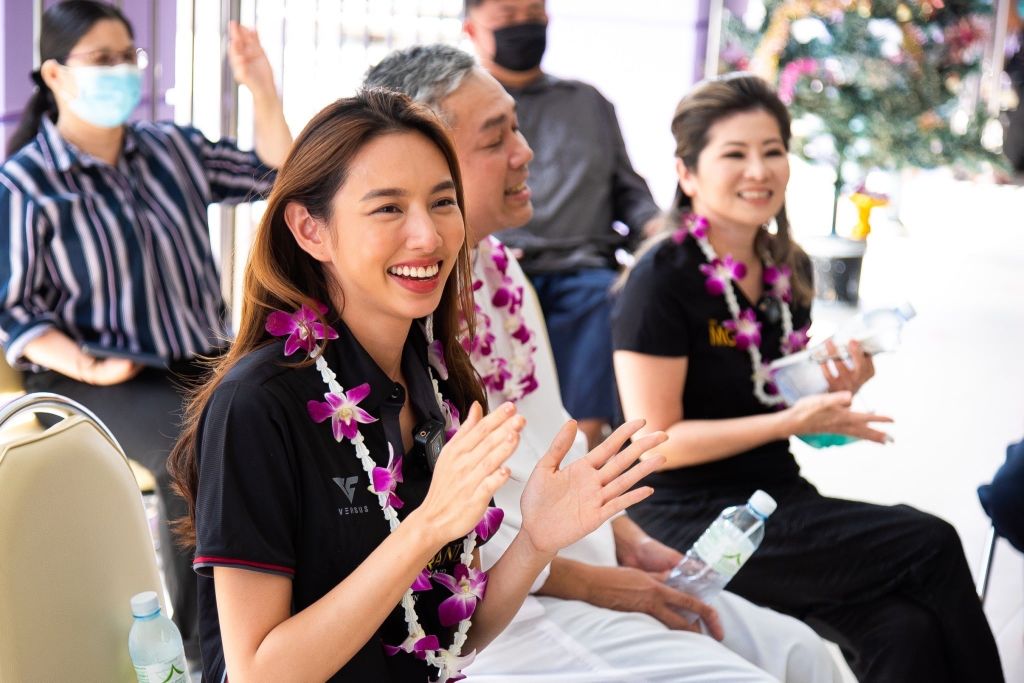 THÙY TIÊN TỪ THIỆN Ở THÁI 16 Hoa hậu Thùy Tiên trích tiền thưởng để làm từ thiện tại Thái Lan