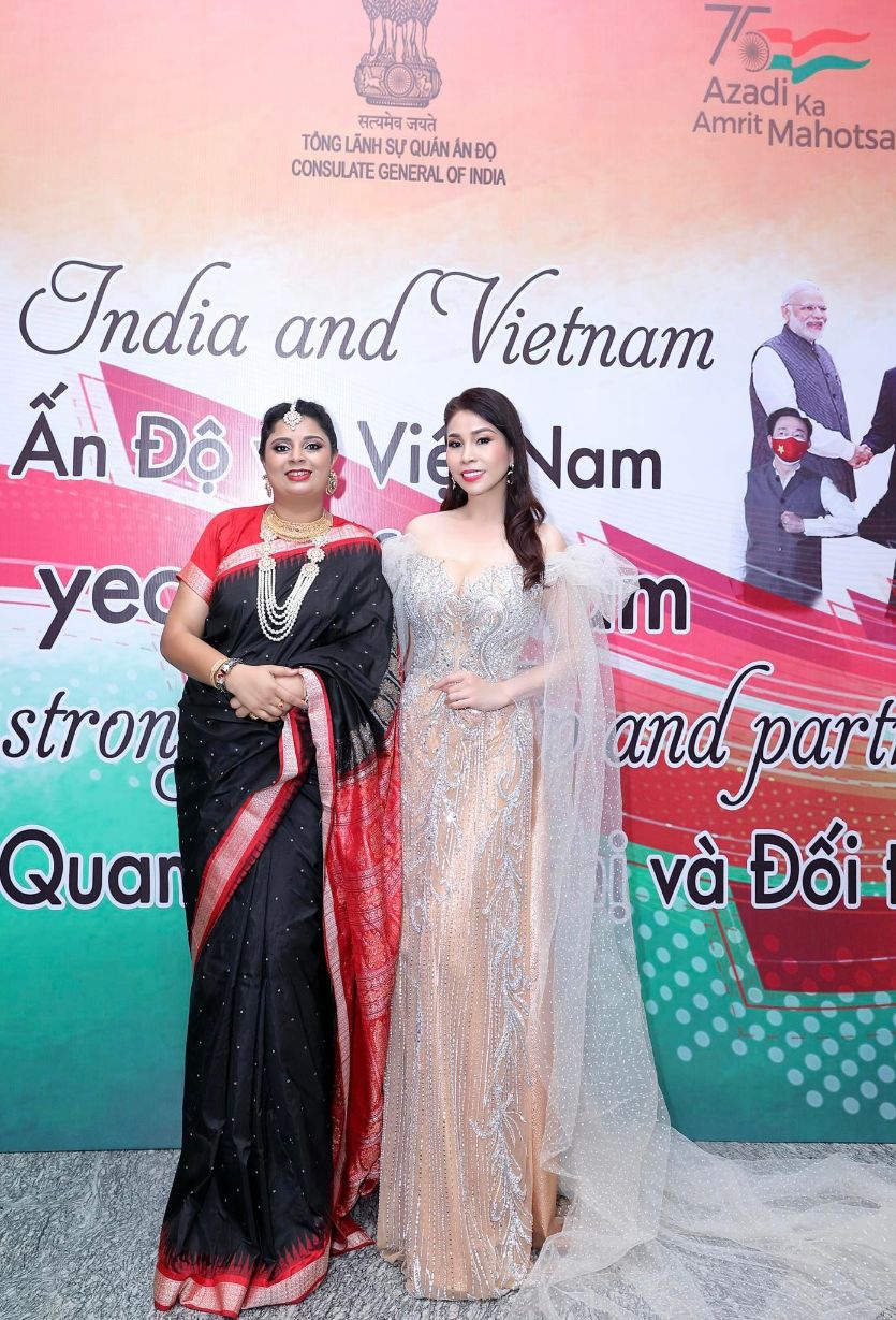 Bà phu nhân Ngài TLS Ấn Độ Lý Hương sánh vai cùng HHen Niê trình diễn thời trang