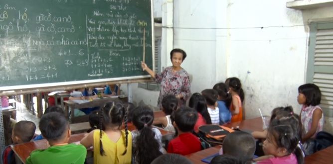 CO VO THI SON 2 Ngọc Sơn kính nể cô giáo 70 tuổi mở lớp học tình thương miễn phí cho trẻ em nghèo