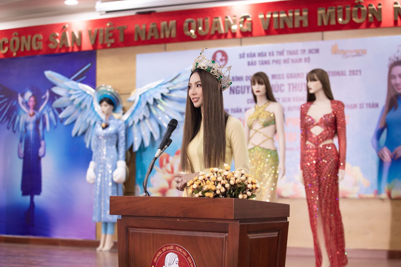 HH THUY TIEN 2 Hoa hậu Thùy Tiên trao tặng trang phục dự thi quốc tế cho Bảo tàng Phụ nữ Nam Bộ
