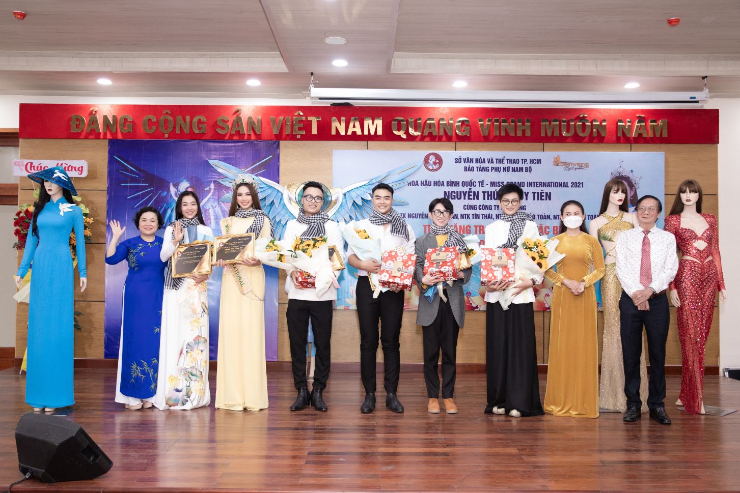 HH THUY TIEN BAO TANG PNNB 2 Hoa hậu Thùy Tiên trao tặng trang phục dự thi quốc tế cho Bảo tàng Phụ nữ Nam Bộ