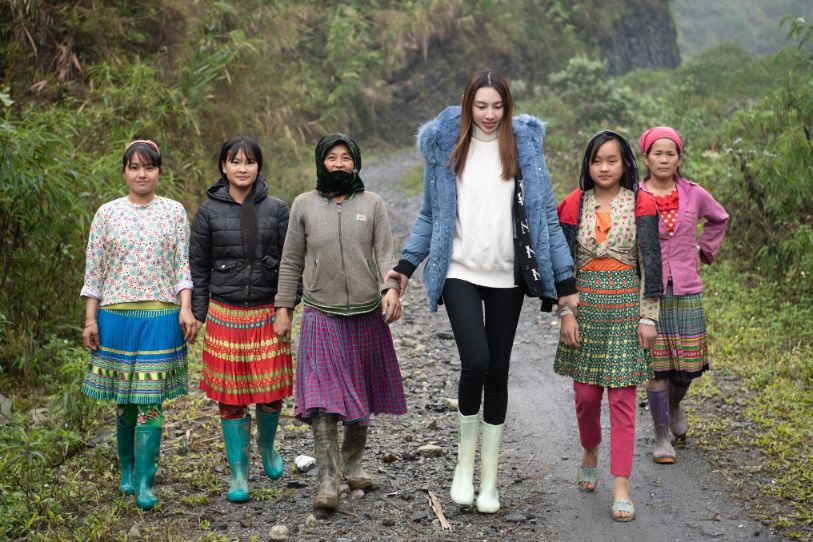 HOA HAU THUY TIEN 10 Hoa hậu Thùy Tiên đội mưa, lội bùn đất đến tận Cao Bằng làm từ thiện