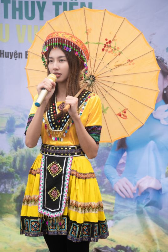 HOA HAU THUY TIEN 35 Hoa hậu Thùy Tiên đội mưa, lội bùn đất đến tận Cao Bằng làm từ thiện