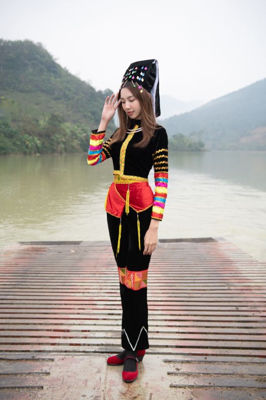 HOA HAU THUY TIEN 4 Hoa hậu Thùy Tiên đội mưa, lội bùn đất đến tận Cao Bằng làm từ thiện