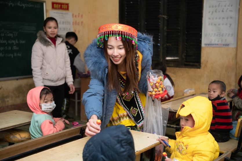 HOA HAU THUY TIEN 41 Hoa hậu Thùy Tiên đội mưa, lội bùn đất đến tận Cao Bằng làm từ thiện