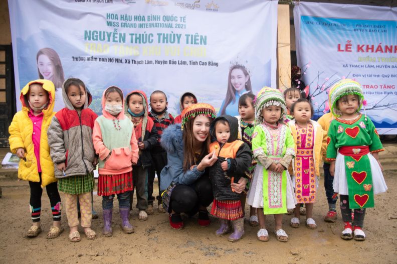 HOA HAU THUY TIEN 43 Hoa hậu Thùy Tiên đội mưa, lội bùn đất đến tận Cao Bằng làm từ thiện
