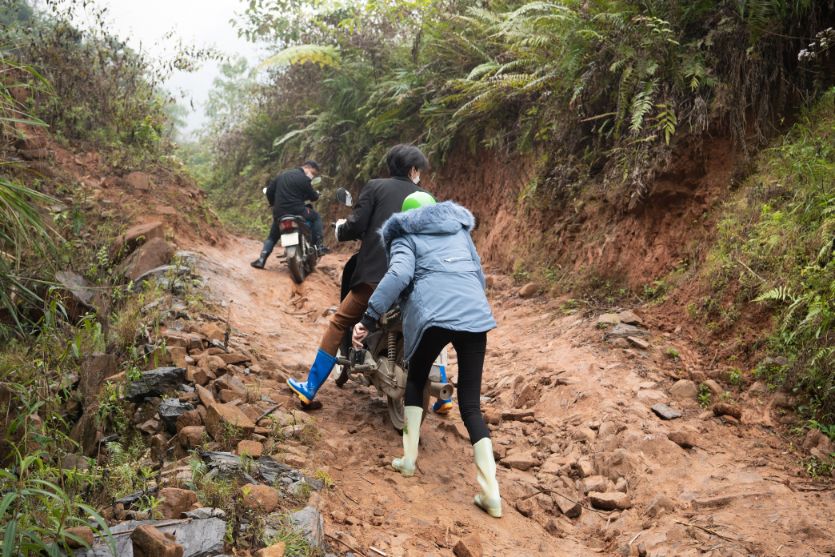 HOA HAU THUY TIEN 7 Hoa hậu Thùy Tiên đội mưa, lội bùn đất đến tận Cao Bằng làm từ thiện