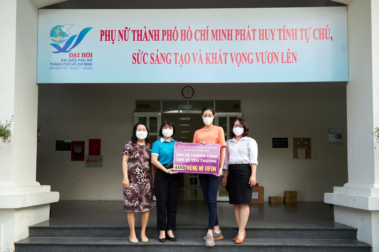 Hoa hậu Khánh Vân 1 Hoa hậu Khánh Vân trao tặng quà cho người dân nghèo cận Tết Nhâm Dần 2022
