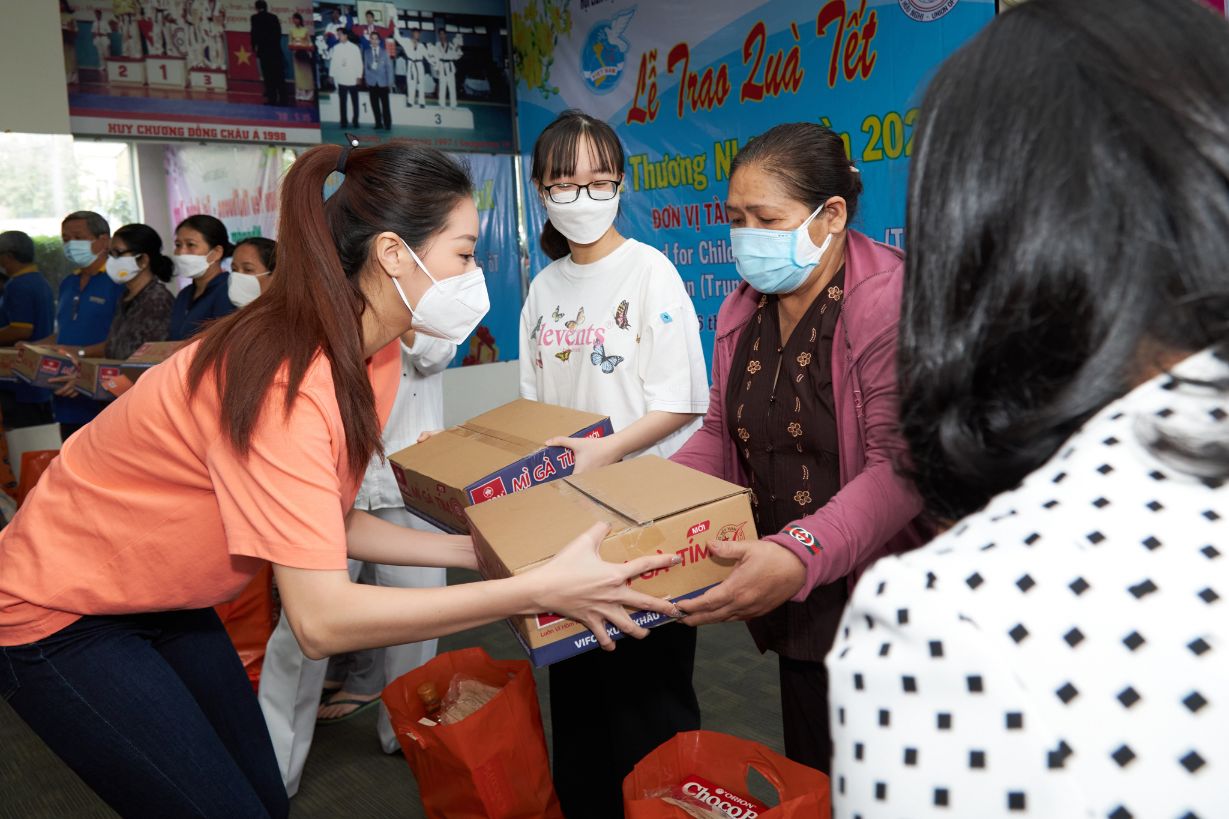 Hoa hậu Khánh Vân 2 Hoa hậu Khánh Vân trao tặng quà cho người dân nghèo cận Tết Nhâm Dần 2022