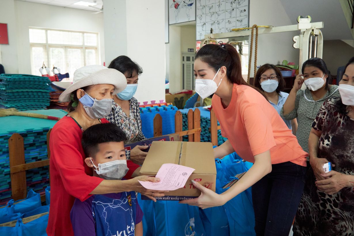 Hoa hậu Khánh Vân 3 Hoa hậu Khánh Vân trao tặng quà cho người dân nghèo cận Tết Nhâm Dần 2022
