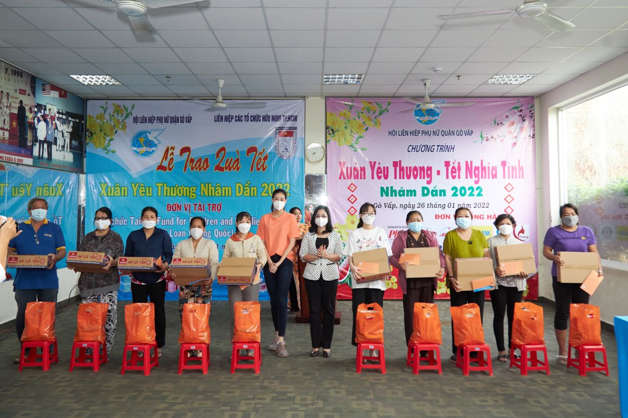 Hoa hậu Khánh Vân 4 Hoa hậu Khánh Vân trao tặng quà cho người dân nghèo cận Tết Nhâm Dần 2022