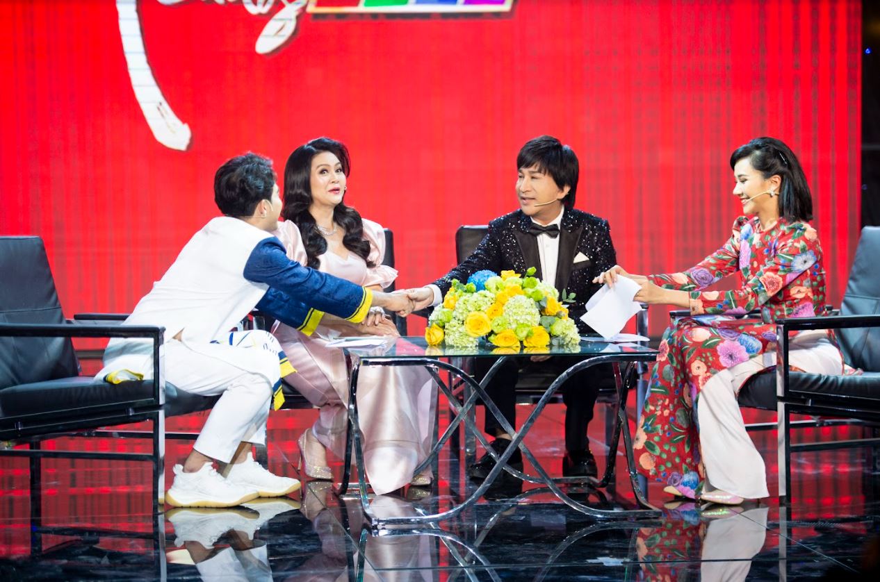 MC xin nắm tay Kim Tử Long hết lời khen ngợi bà xã Trinh Trinh trên sóng truyền hình 