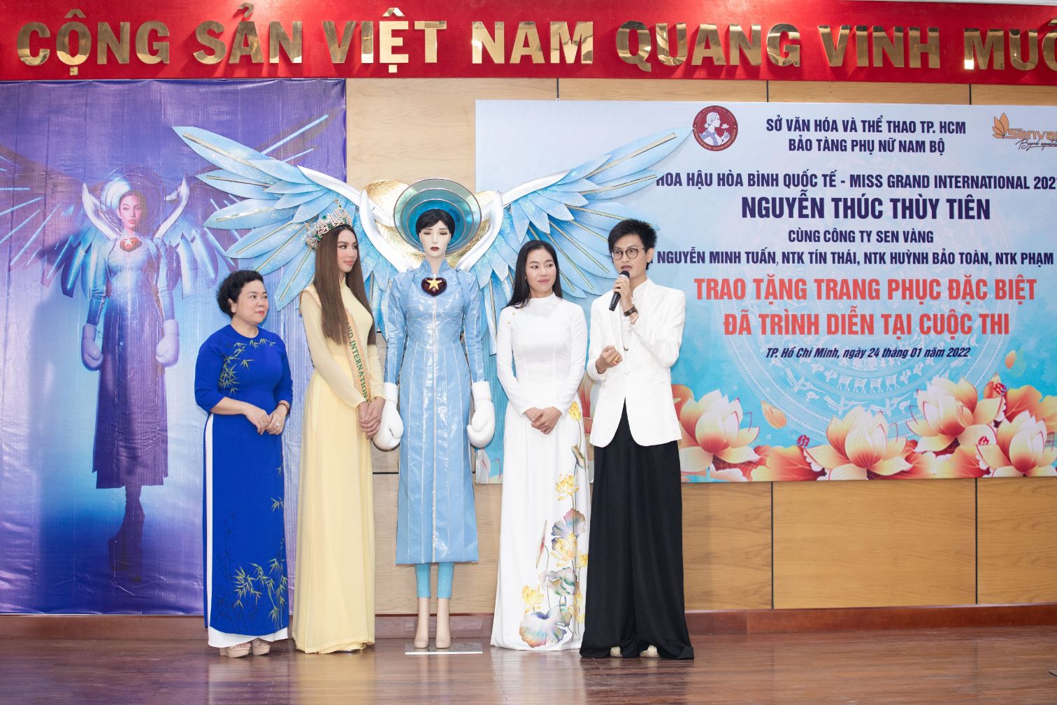 NTK TIN THAI 4 Hoa hậu Thùy Tiên trao tặng trang phục dự thi quốc tế cho Bảo tàng Phụ nữ Nam Bộ