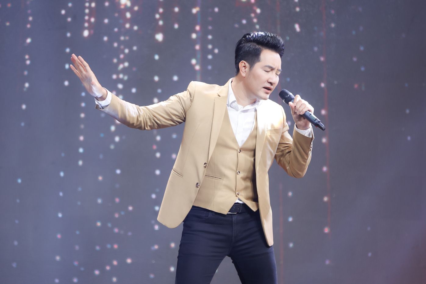 Từ một diễn viên múa Nguyễn Phi Hùng được ký hợp động làm ca sĩ nhờ đi hát… karaoke 1 Nguyễn Phi Hùng tiết lộ được ký hợp đồng làm ca sĩ nhờ đi hát… karaoke