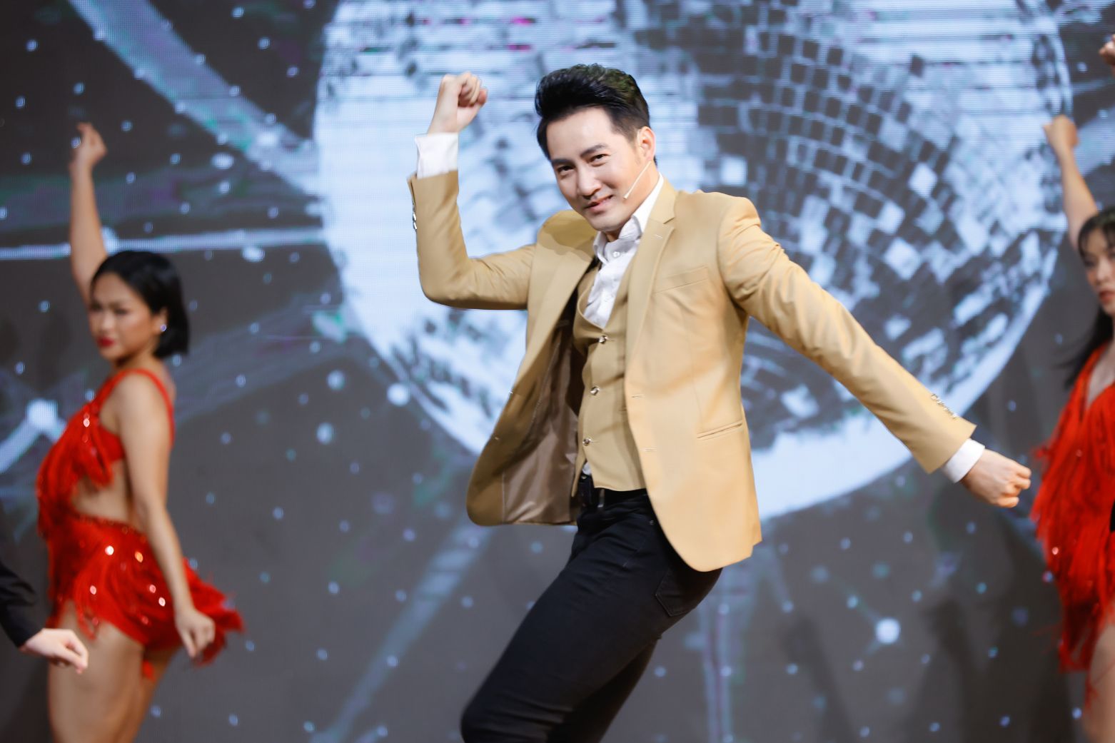 Từ một diễn viên múa Nguyễn Phi Hùng được ký hợp động làm ca sĩ nhờ đi hát… karaoke 4 Nguyễn Phi Hùng tiết lộ được ký hợp đồng làm ca sĩ nhờ đi hát… karaoke