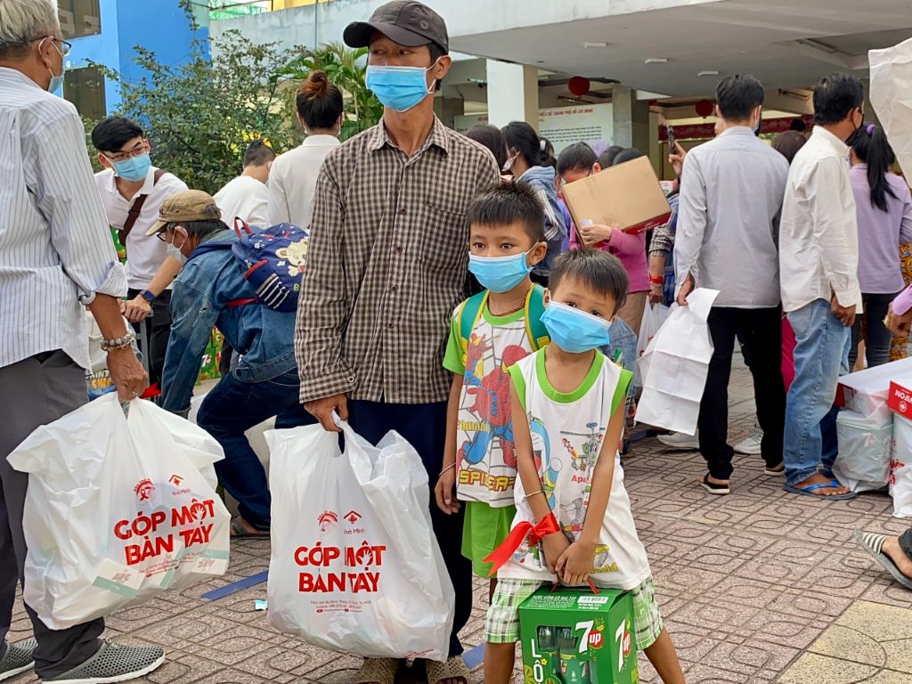 hat gao chia đôi 2 Đông đảo nghệ sĩ Việt chung tay chăm lo tết ấm no cho trẻ bị ảnh hưởng bởi HIV/AIDS