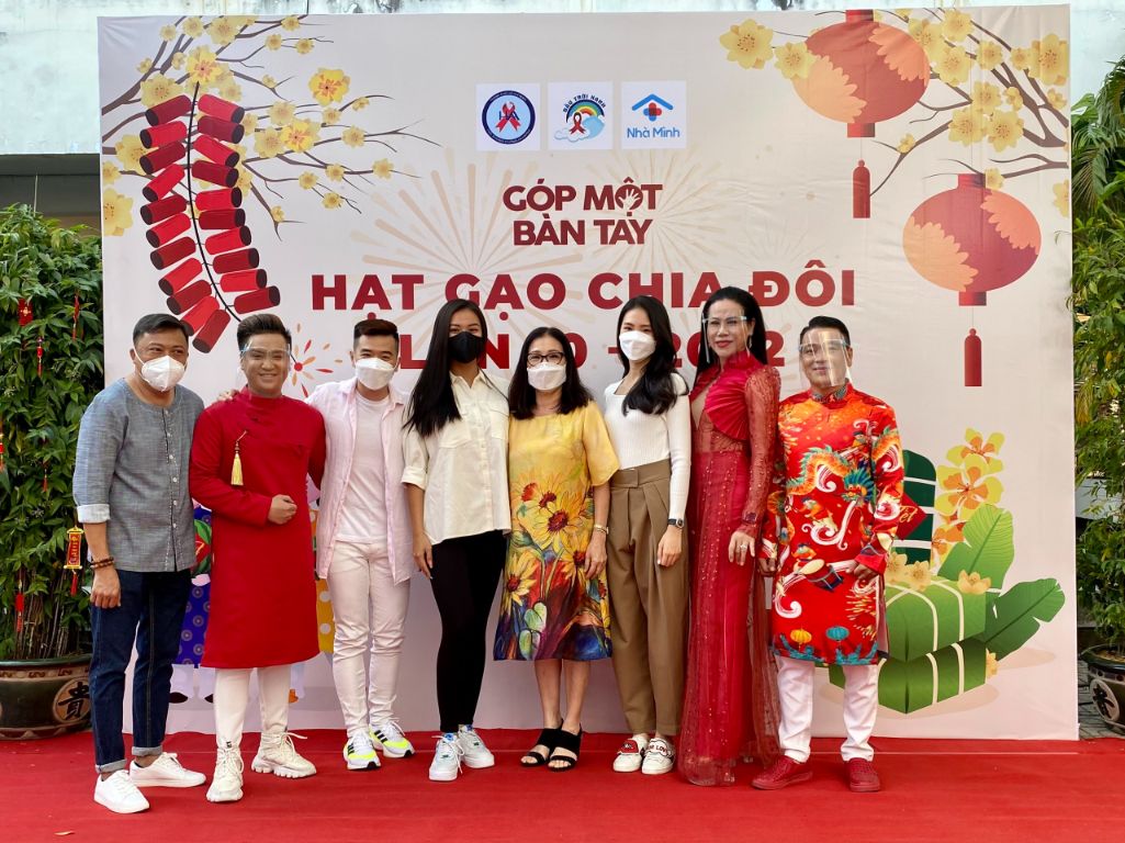 hat gao chia đôi 5 Đông đảo nghệ sĩ Việt chung tay chăm lo tết ấm no cho trẻ bị ảnh hưởng bởi HIV/AIDS