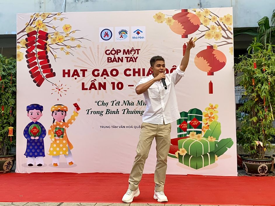 hat gao chia đôi 6 Đông đảo nghệ sĩ Việt chung tay chăm lo tết ấm no cho trẻ bị ảnh hưởng bởi HIV/AIDS