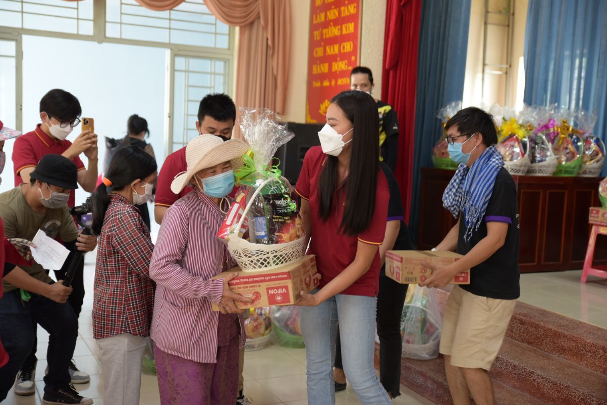kim duyen 1 Kim Duyên cùng tổ chức Hoa hậu Hoàn vũ Việt Nam trao tặng 3 cây cầu dân dụng cho tỉnh Long An