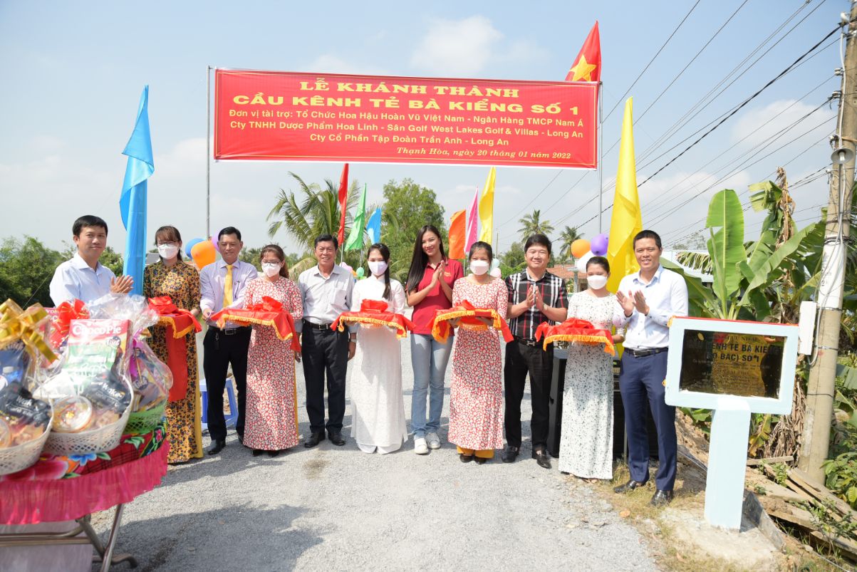 kim duyen 2.1 Kim Duyên cùng tổ chức Hoa hậu Hoàn vũ Việt Nam trao tặng 3 cây cầu dân dụng cho tỉnh Long An