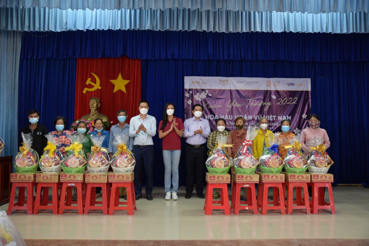 kim duyen 2 Kim Duyên cùng tổ chức Hoa hậu Hoàn vũ Việt Nam trao tặng 3 cây cầu dân dụng cho tỉnh Long An