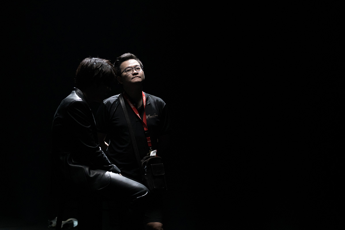 quang trung 3 Quang Trung bịt mắt hát đầy da diết trong MV mới Cơn mơ mùa đông