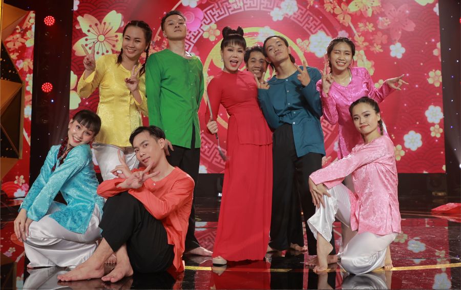 viet huong 2 Việt Hương trổ tài ca hát, truyền năng lượng tích cực sau một năm đầy biến động