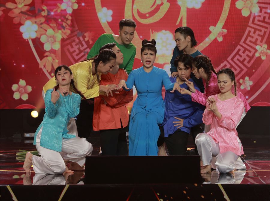 viet huong 4 Việt Hương trổ tài ca hát, truyền năng lượng tích cực sau một năm đầy biến động