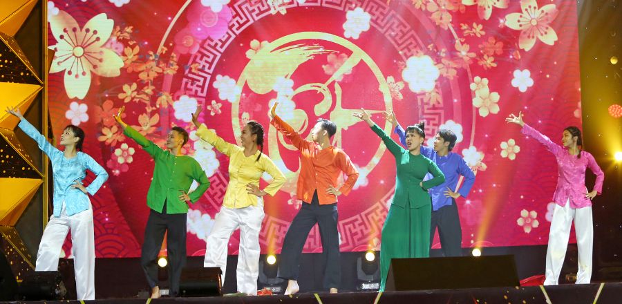 viet huong 5 Việt Hương trổ tài ca hát, truyền năng lượng tích cực sau một năm đầy biến động