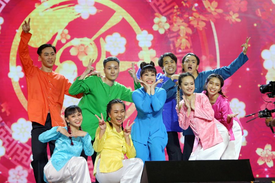 viet huong 6 Việt Hương trổ tài ca hát, truyền năng lượng tích cực sau một năm đầy biến động