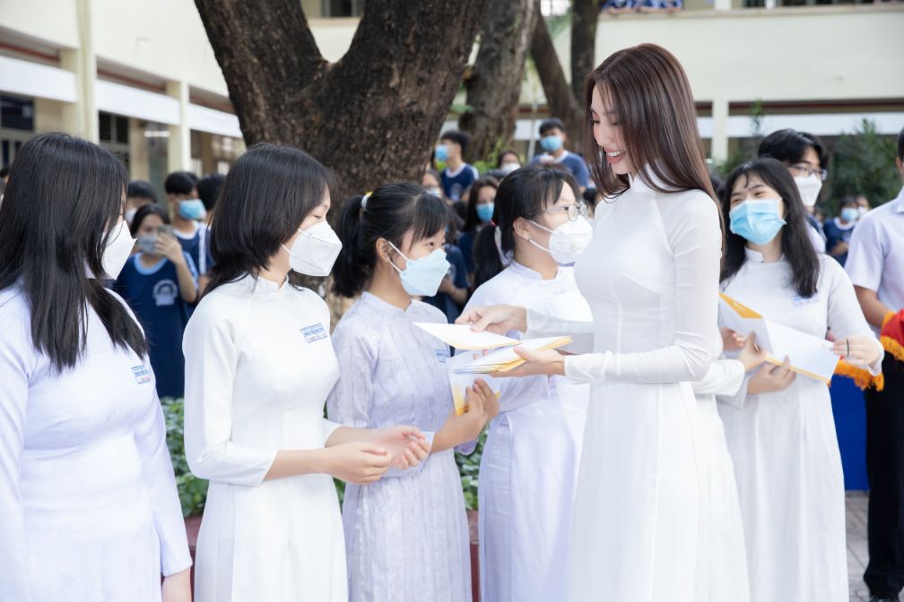 HOA HAU THUY TIEN 10 Trở về trường, Thùy Tiên đốn tim hàng ngàn học sinh với vẻ đẹp giản dị