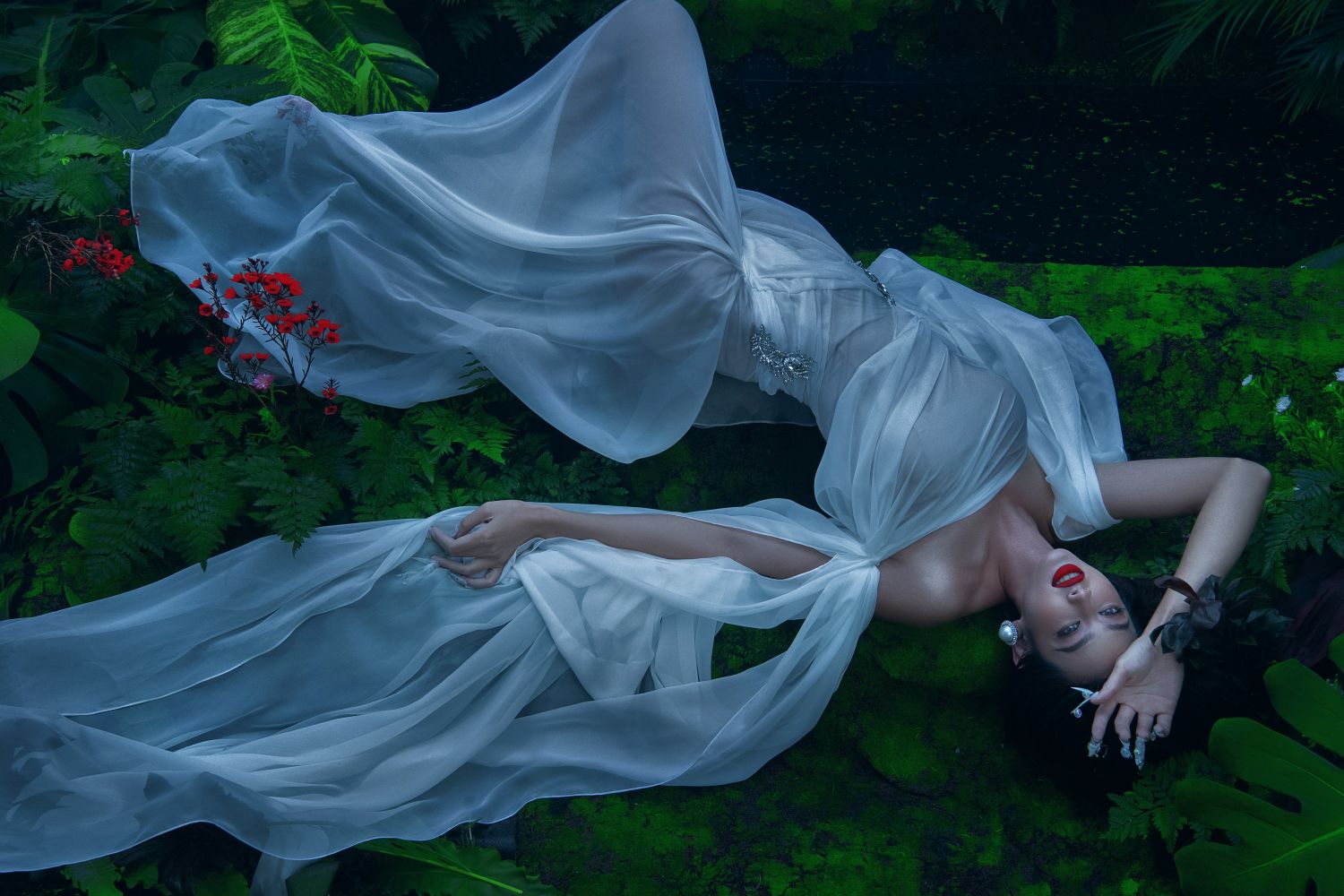 HOA HAU THUY TIEN 11 Diện trang phục xuyên thấu, Hoa hậu Thùy Tiên nóng bỏng thả dáng dưới hồ nước