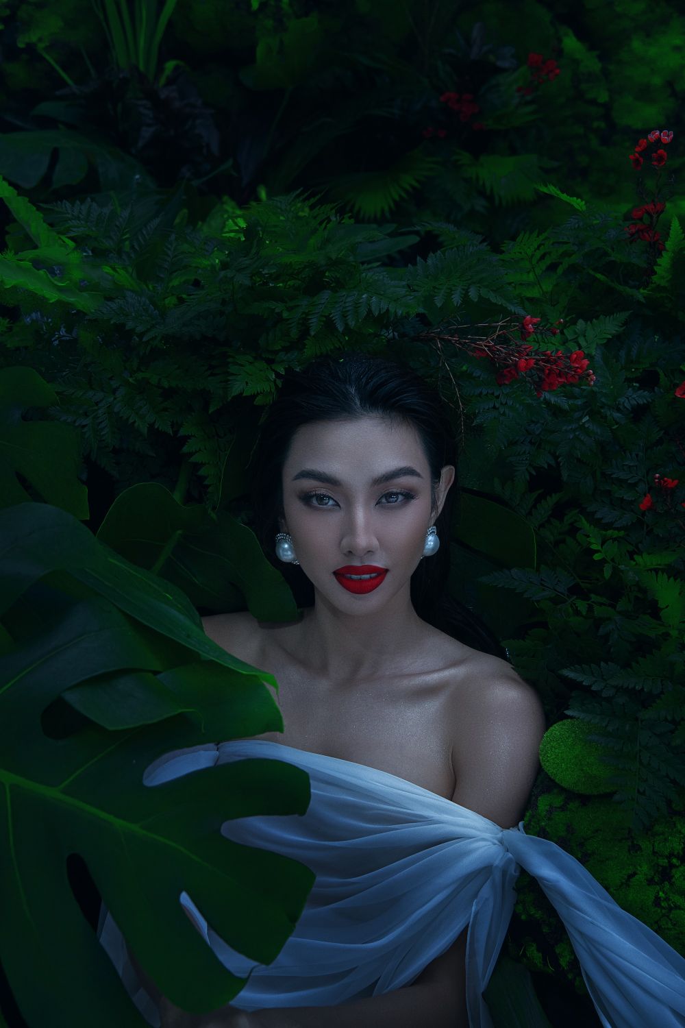 HOA HAU THUY TIEN 12 Diện trang phục xuyên thấu, Hoa hậu Thùy Tiên nóng bỏng thả dáng dưới hồ nước