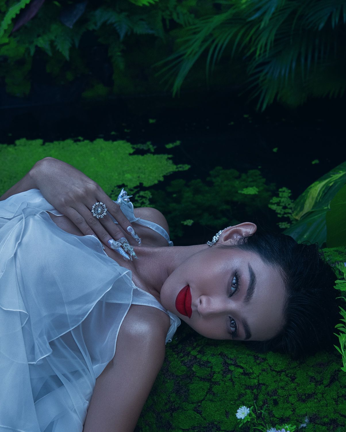 HOA HAU THUY TIEN 5 Diện trang phục xuyên thấu, Hoa hậu Thùy Tiên nóng bỏng thả dáng dưới hồ nước