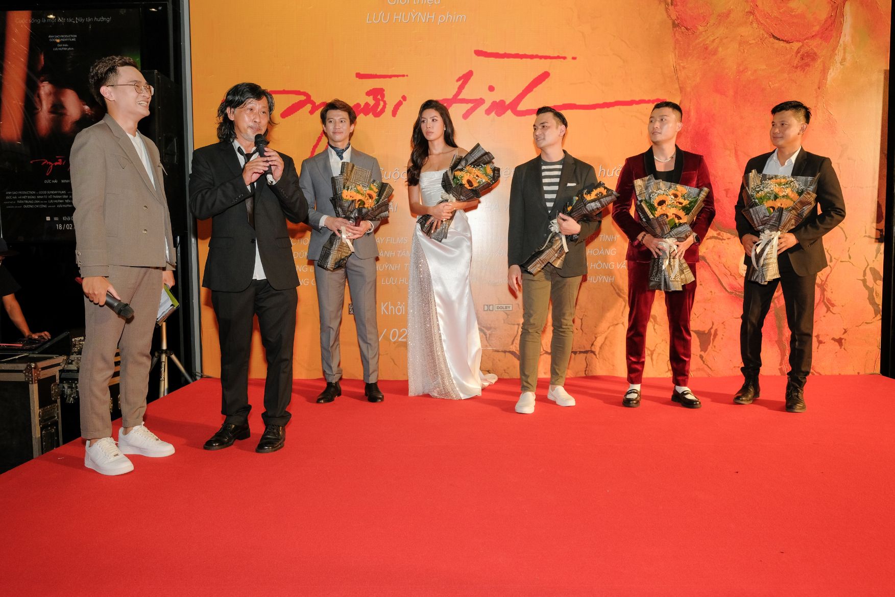 Đạo diễn Lưu Huỳnh và dàn diễn viên Vợ chồng Bình Minh, Chi Bảo... chúc mừng ‘Người tình của Lưu Huỳnh ra rạp sau 5 năm