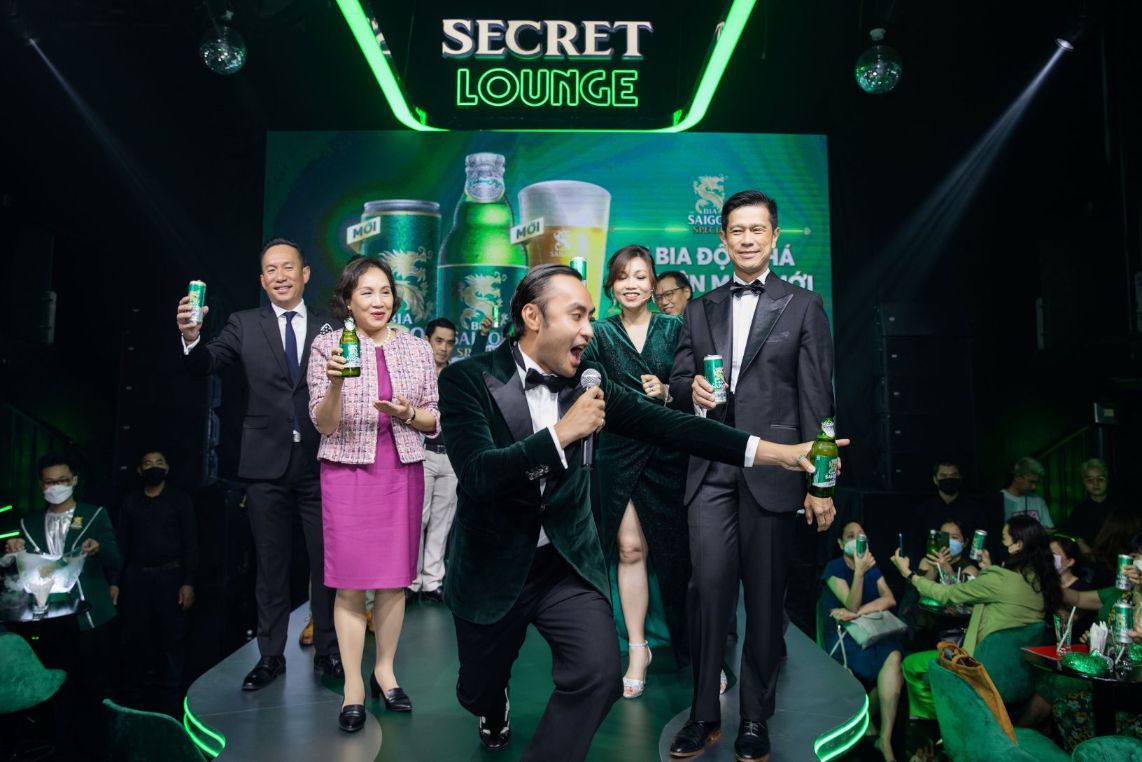 Khoảnh khắc nâng ly chúc mừng huyền thoại Bia Saigon Special tái sinh Huyền thoại bia Saigon Special tái xuất với vị bia đột phá trong diện mạo mới